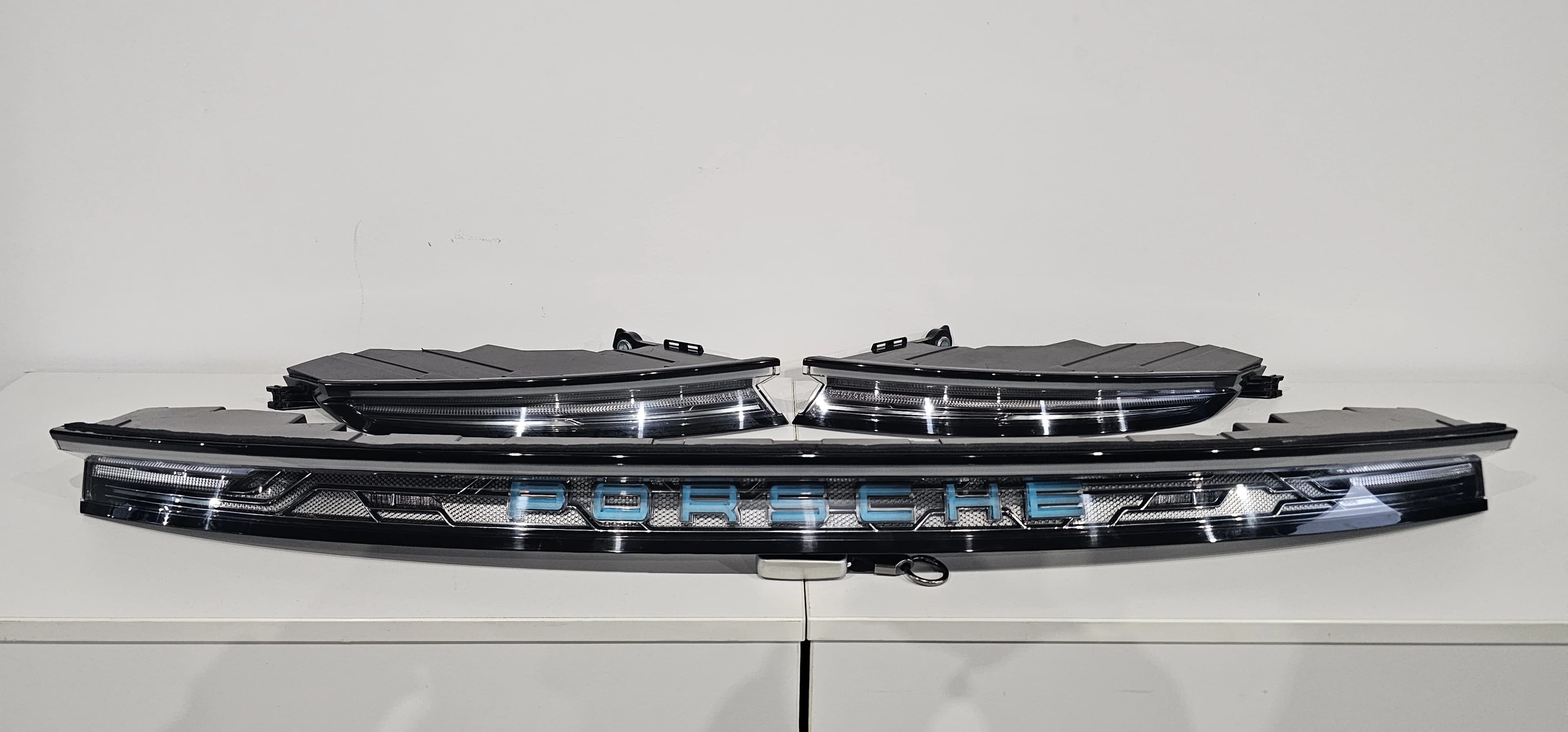 lampy tylne PORSCHE TAYCAN 9J0 CROSS TURISMO niebieski napis (9J0945082H, 9JA945535, 9JA945095A)