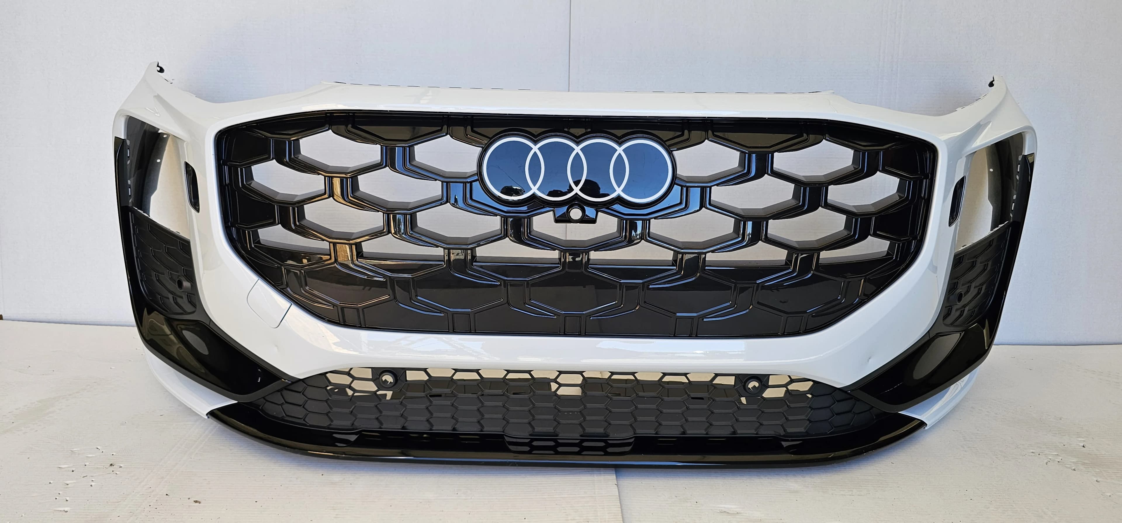 Zderzak przedni AUDI Q3 83H S-LINE 25- 6xPDC KAMERA SPR LS9R "7" (83H807437D, 83H807437E, 83H807437F)