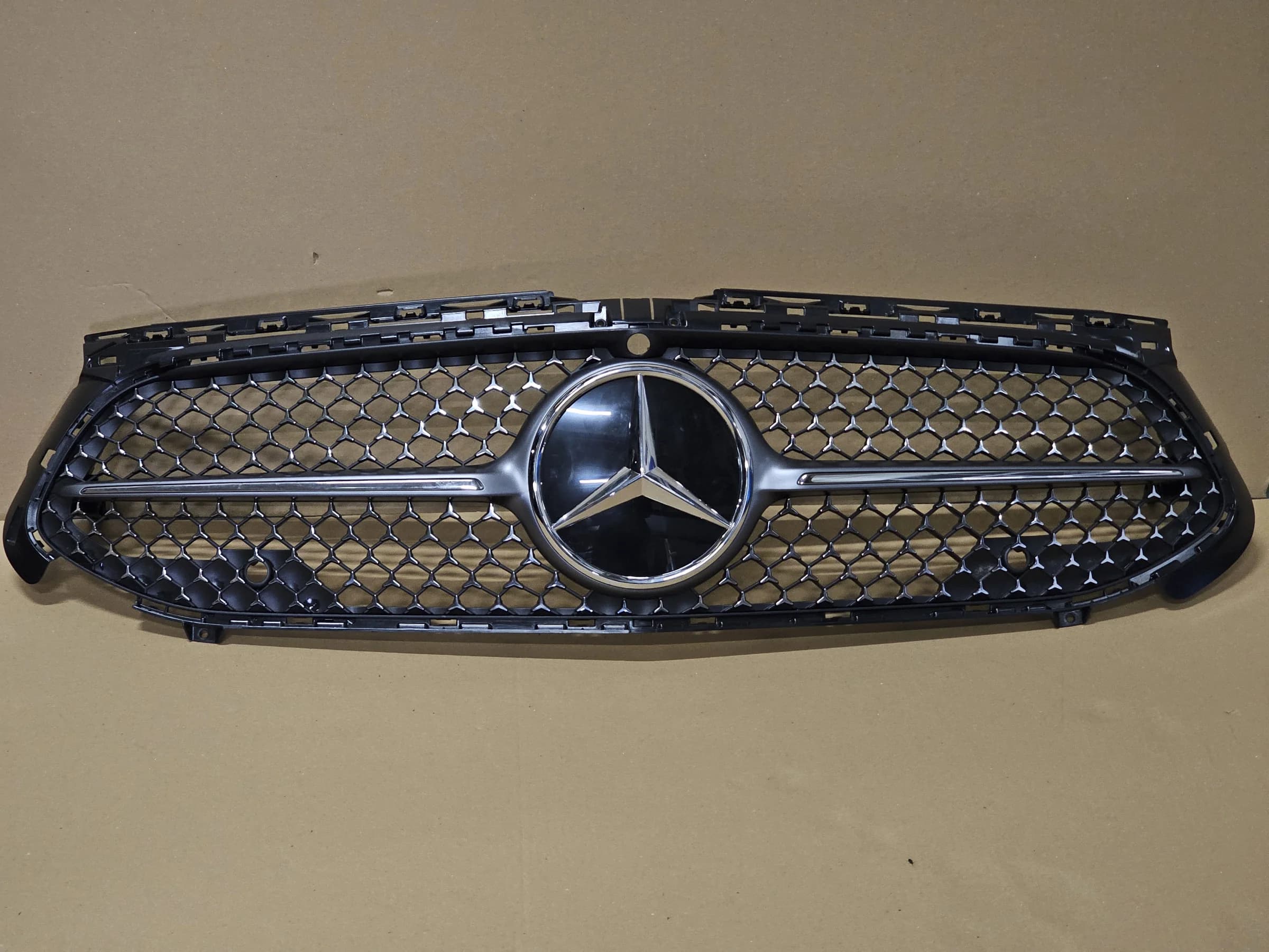 Atrapa zderzaka MERCEDES A-KLASA W177 FL 22-25r AMG LINE KAMERA SLIVER DIAMOND (A1778888300, A1778888400, A1778885401)