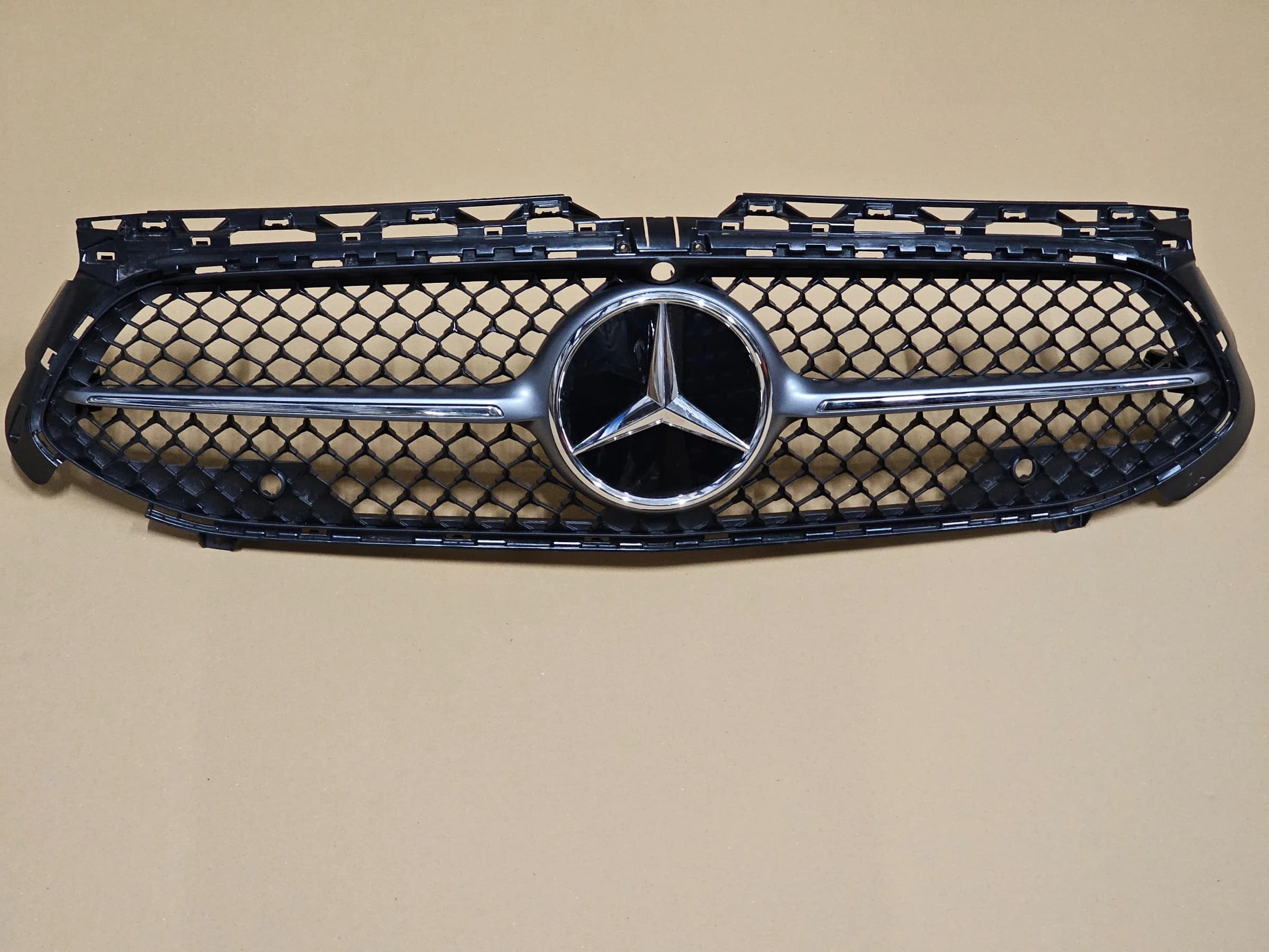 Atrapa zderzaka MERCEDES A-KLASA W177 FL 22-25r AMG LINE KAMERA A35 A45 BLACK DIAMOND (A1778888300, A1778888400, A1778885401)