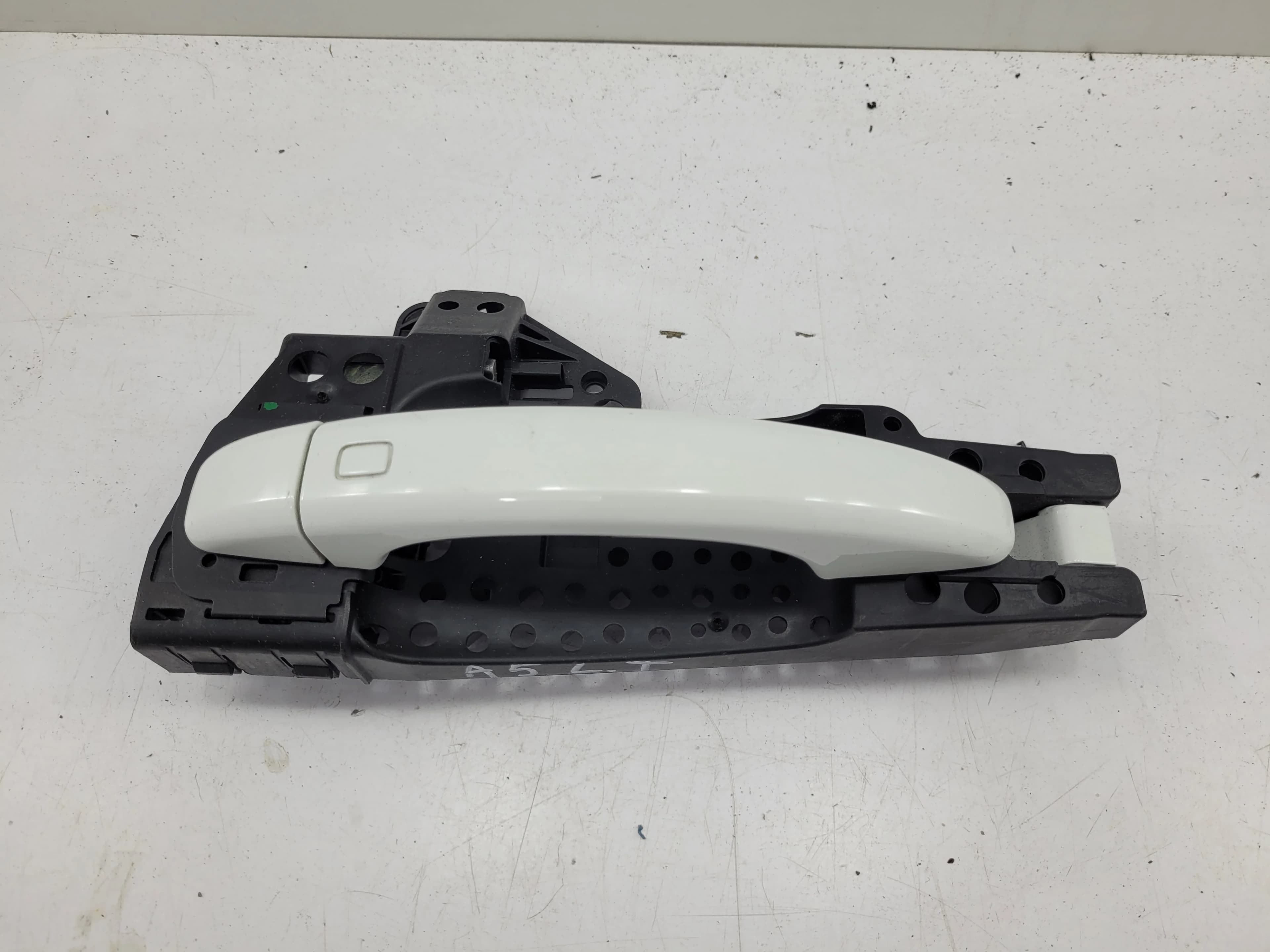 Klamka drzwi AUDI A4 B8 LEWY TYŁ (8T0837885A)