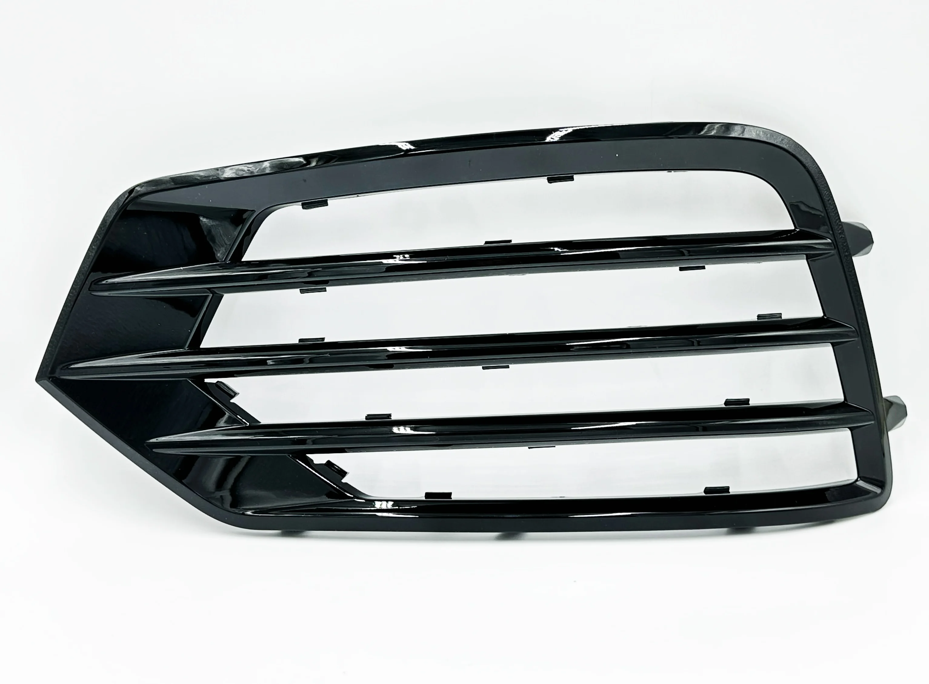 Kratka zderzaka AUDI Q3 8U FL S-LINE LEWA (8U0807681K, 8U0807681N)