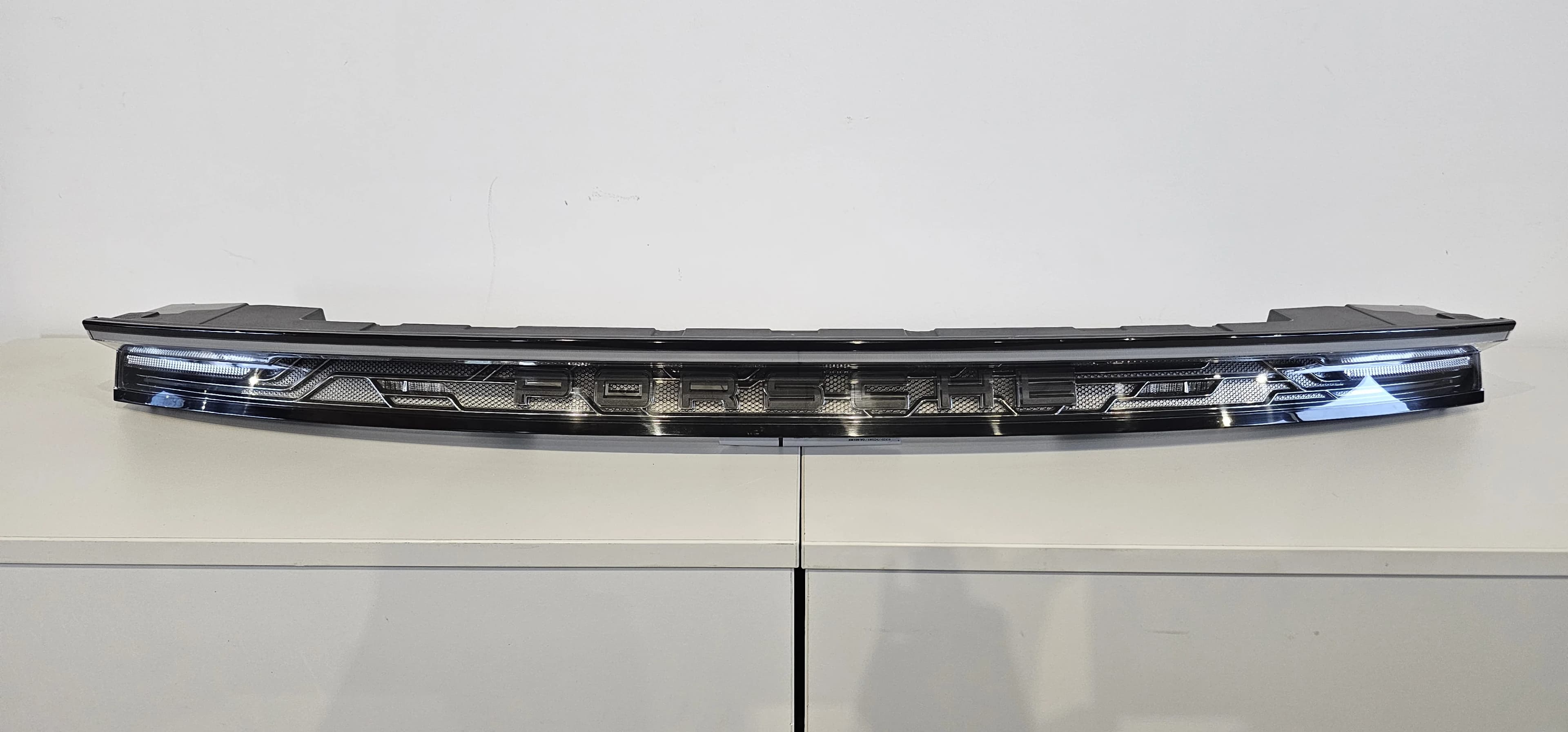 Lampa BLENDA ŚRODKOWA tylna PORSCHE TAYCAN *7* GRAFITOWY NAPIS (9JA945082F)