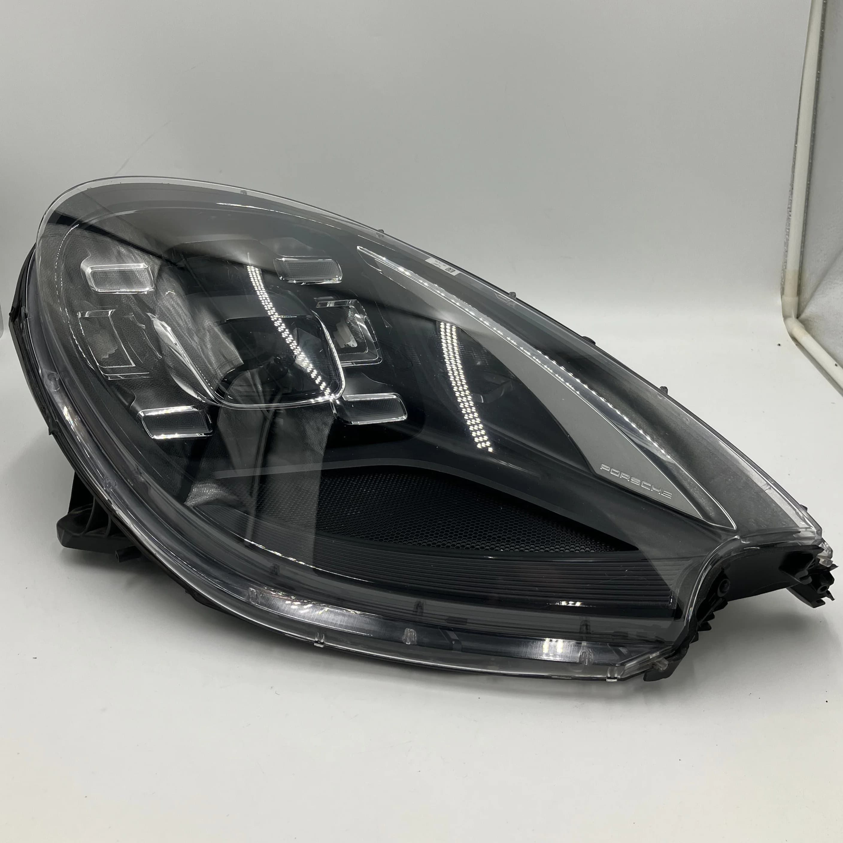 Reflektor PORSCHE MACAN 95B PRAWY 040F FULL LED (95B941040F, 95B941040J)