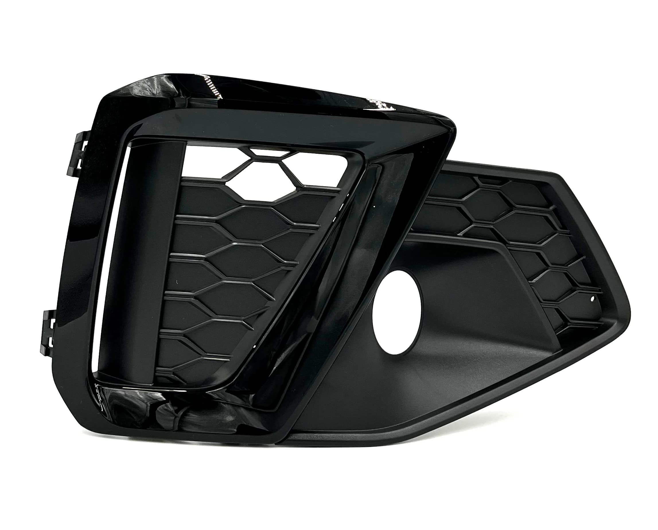 Kratka zderzaka AUDI A4 B9 FL S-LINE PRAWA Black (8W0807682M)