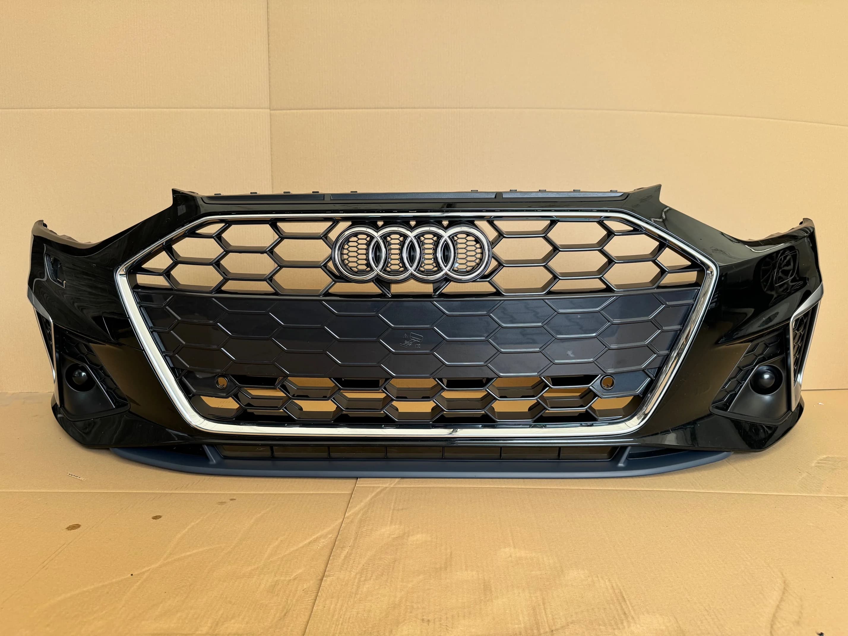 Zderzak przedni AUDI A4 B9 FL S-LINE PDC SPRYSK CHROM (8W0807437)