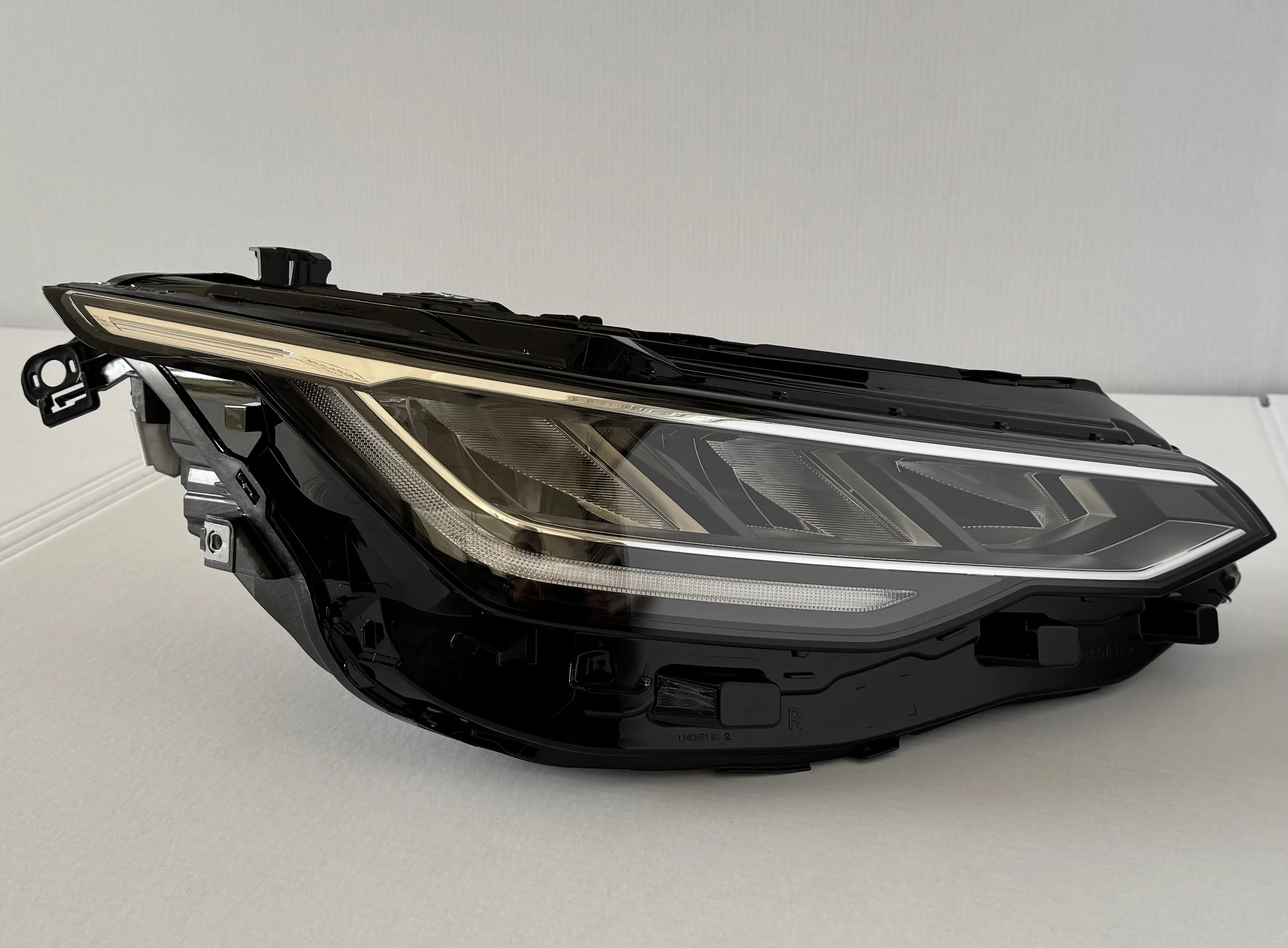 Reflektor przedni VW GOLF VIII PRAWY (5H1941006A)