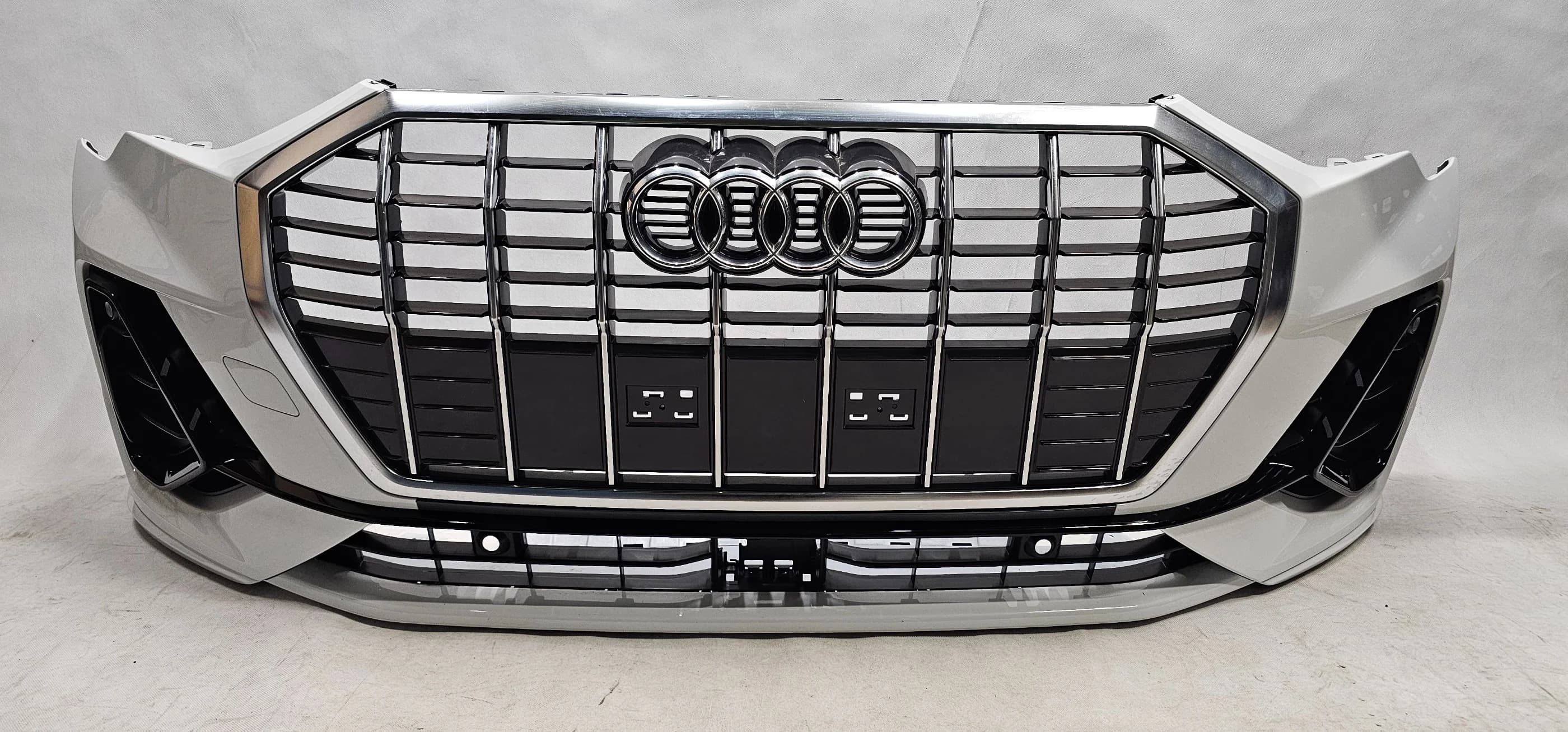 Zderzak przedni AUDI Q3 83A S-LINE 4xPDC LS9R