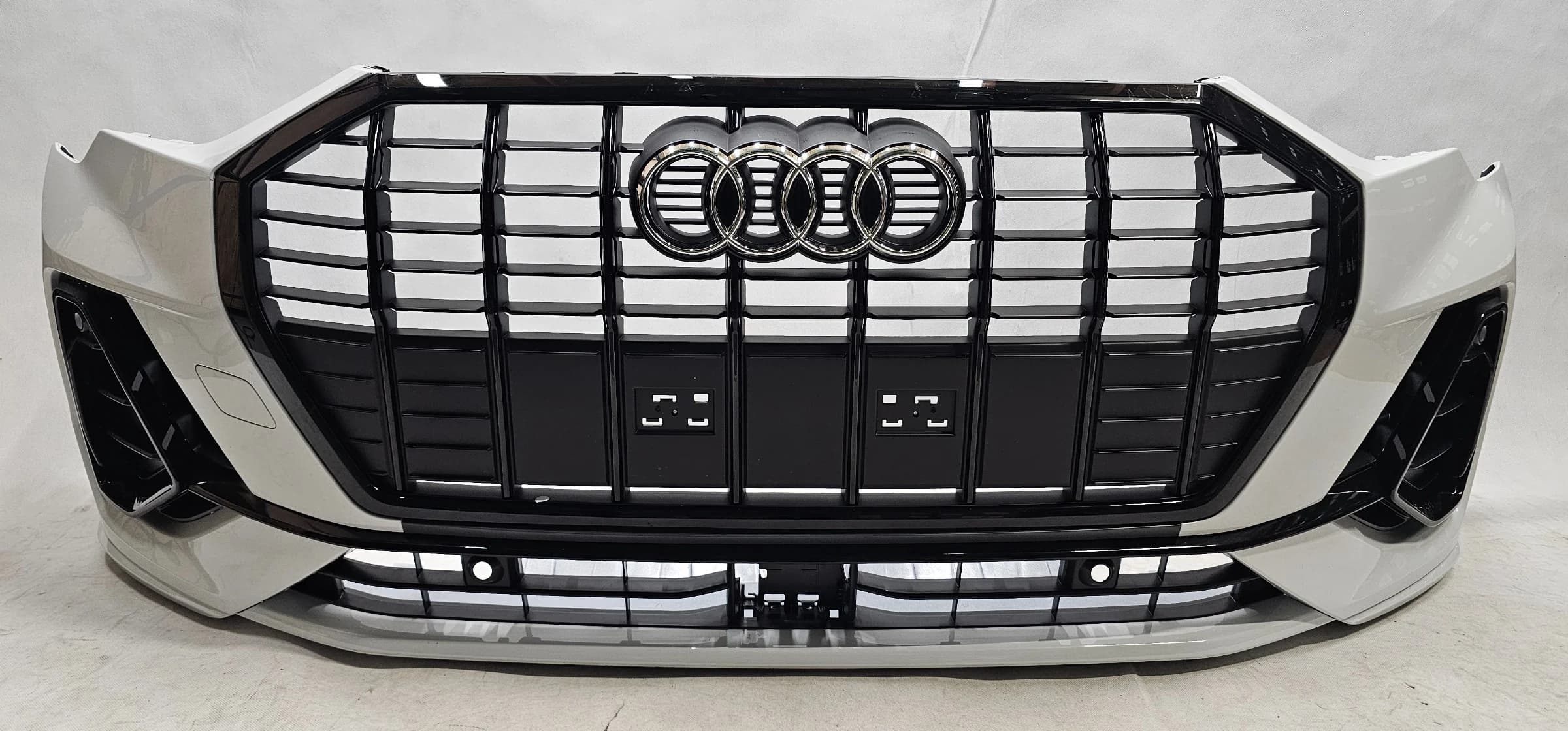 Zderzak przedni AUDI Q3 83A S-LINE 4xPDC LS9R (83A807107G, 83A807108G, 83A807061B)