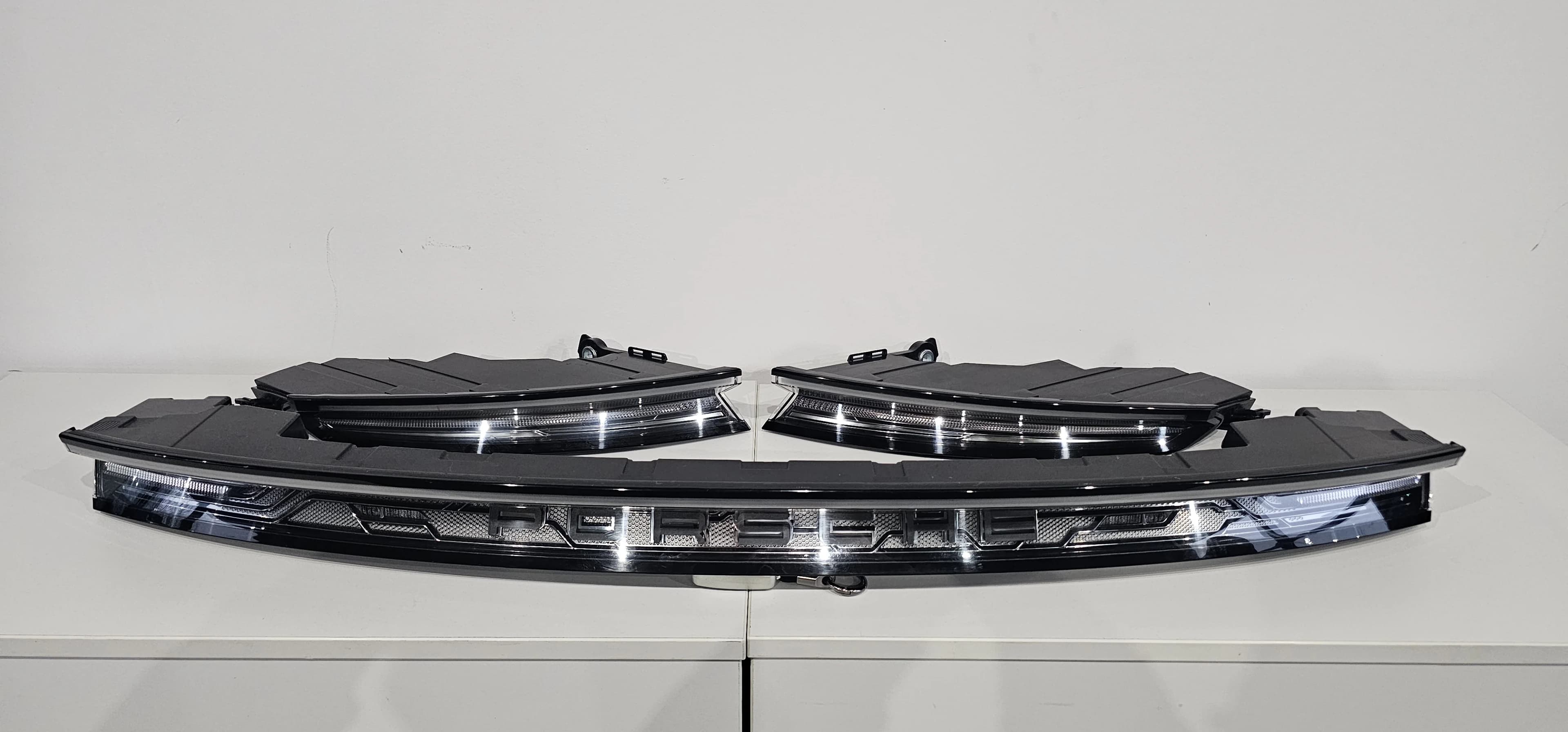 lampy tylne PORSCHE TAYCAN 9J1 grafitowy napis (9J1945082G, 9JA945095A, 9JA945096A)