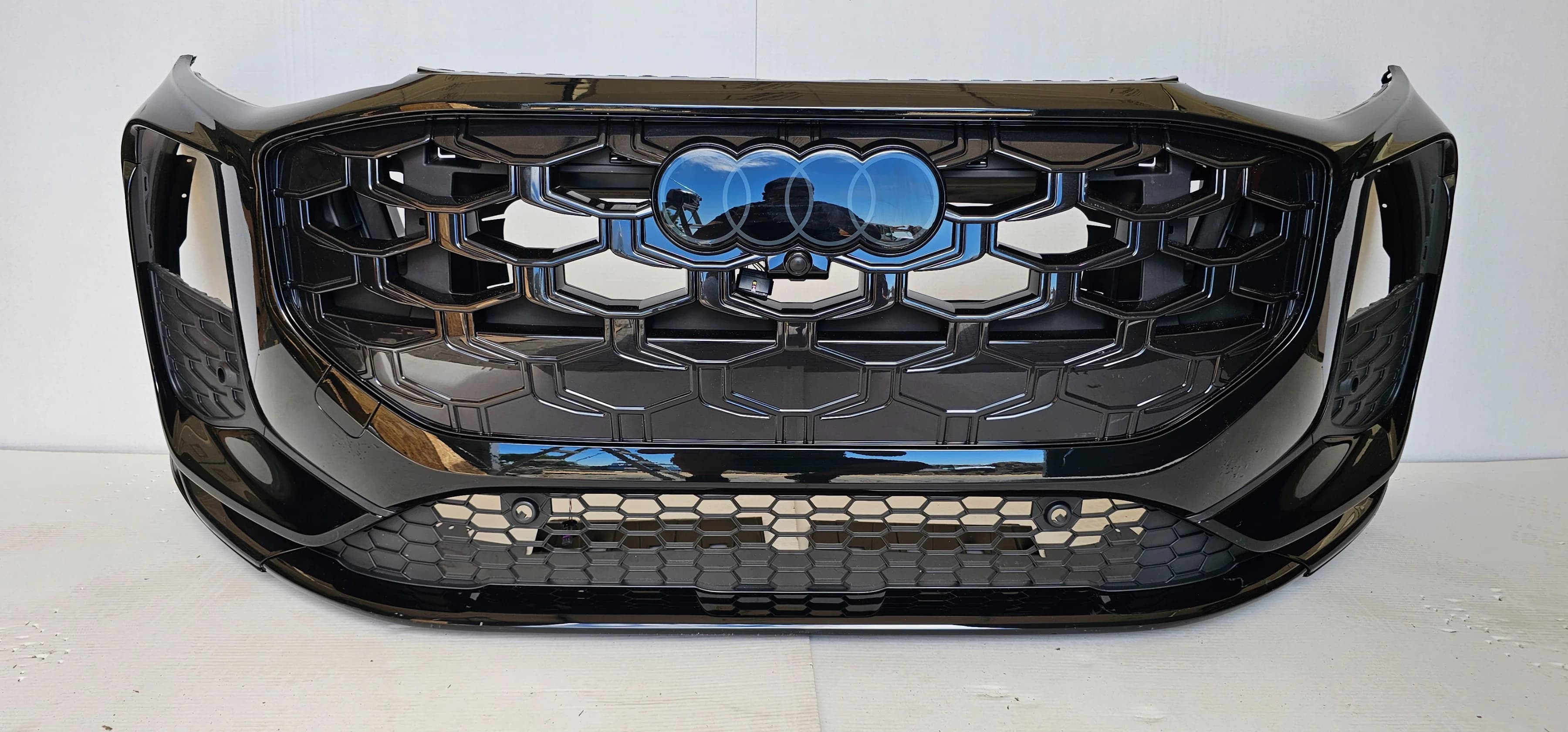 Zderzak przedni AUDI Q3 83H S-LINE 25- 6xPDC KAMERA LY9T "12" (83H807437D, 83H807437E, 83H807437F)