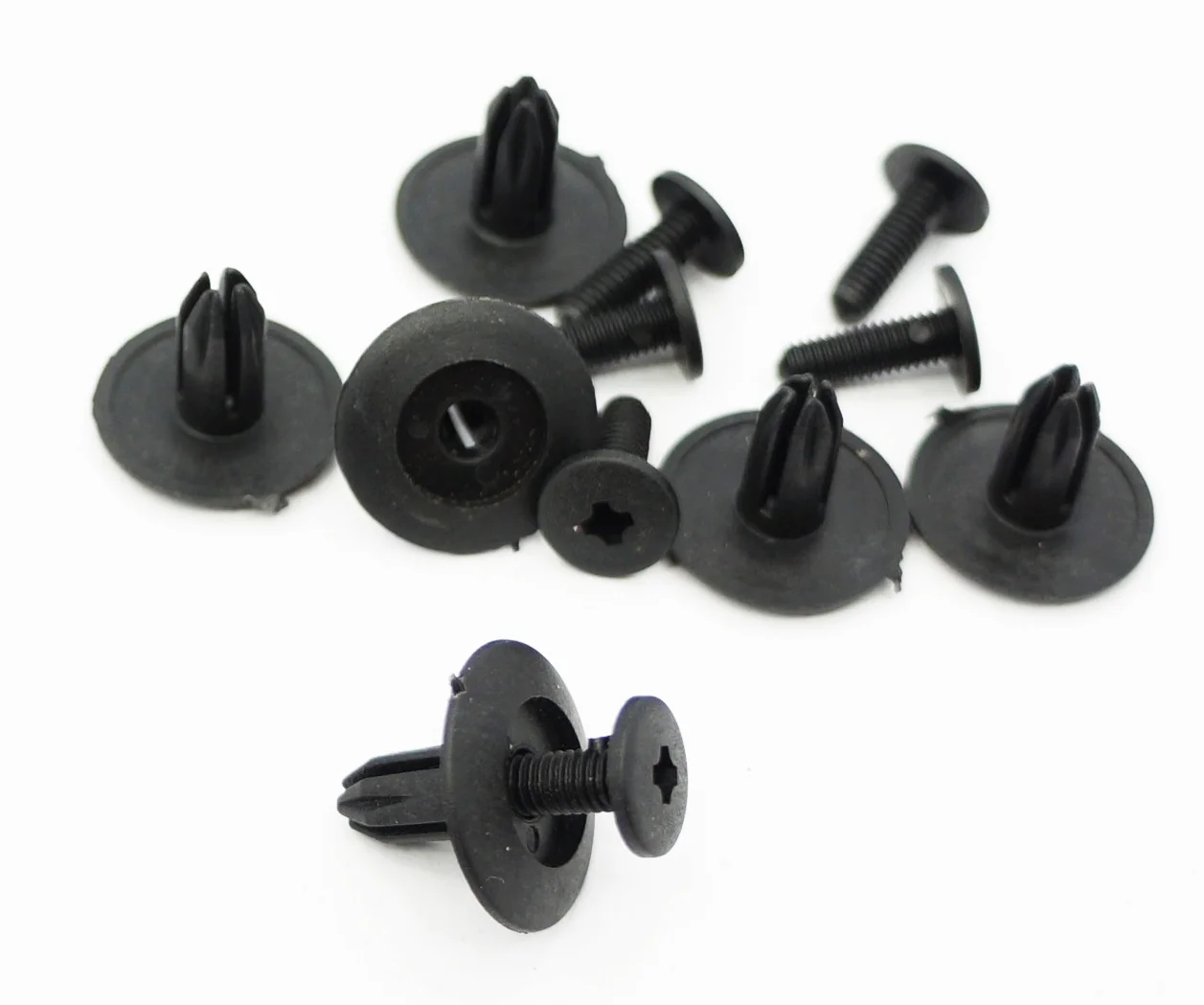 Spinki montażowe wygłuszenia maski