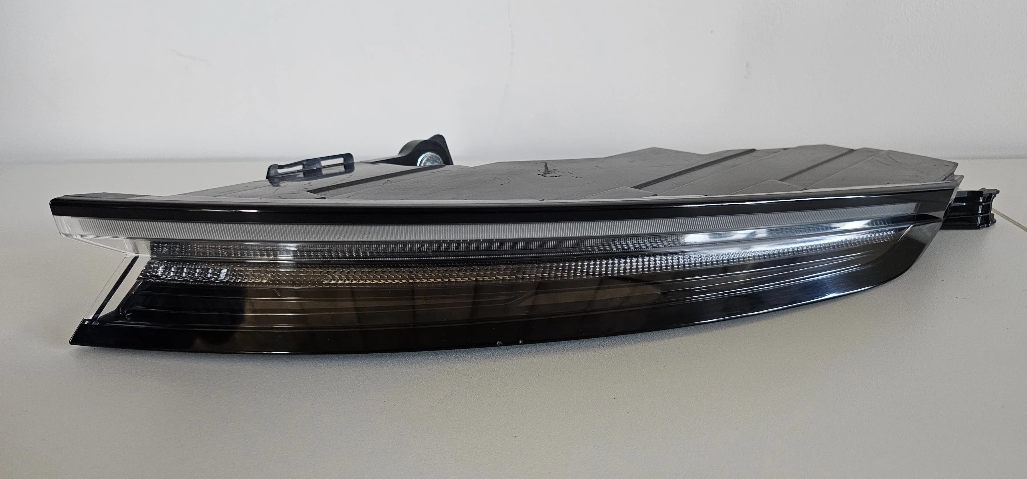 Lampa prawa tylna PORSCHE TAYCAN *4* (9J1945308A)